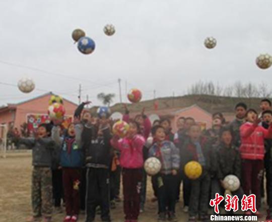 圖為甘肅省榆中縣中連川小學(xué)的“足球小將“合影。(資料圖) 史靜靜 攝